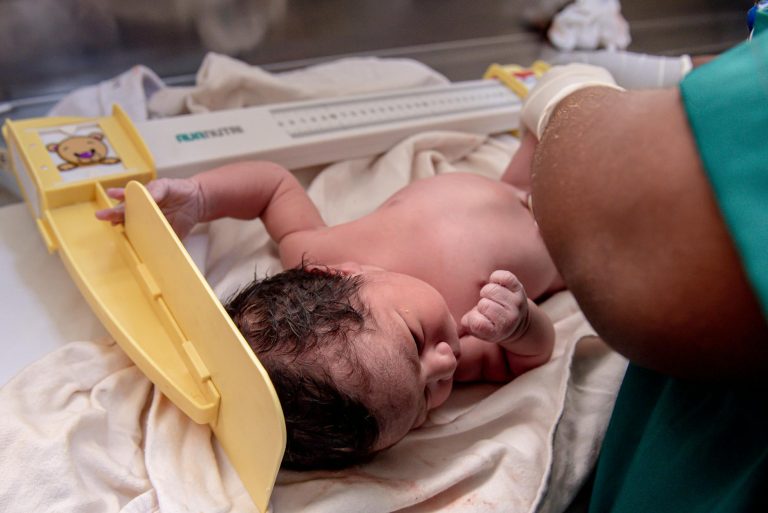 Mengenal Hernia pada Bayi: Faktor Penyebab, Tanda, dan Solusi Tepat