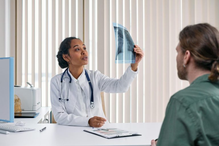 Mengenal Pneumonia: Penyebab Utama dan Cara Penanganan yang Efektif