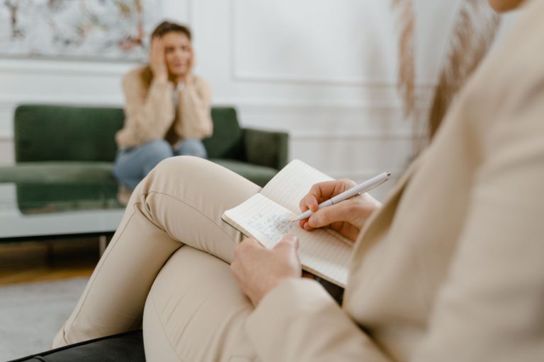 Memahami Factitious Disorder: Faktor Penyebab dan Strategi Penanganannya